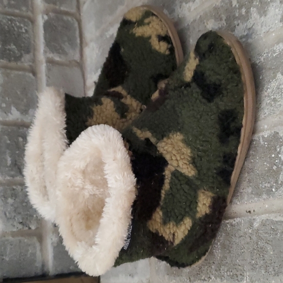 Minnetonka Slippers Boys camouflage booties shoes size 5 to size 6 - Picture 1 of 10